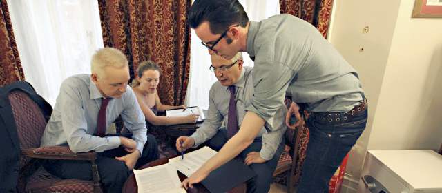 El canciller de Ecuador se reúne con Assange dos años después de su asilo |