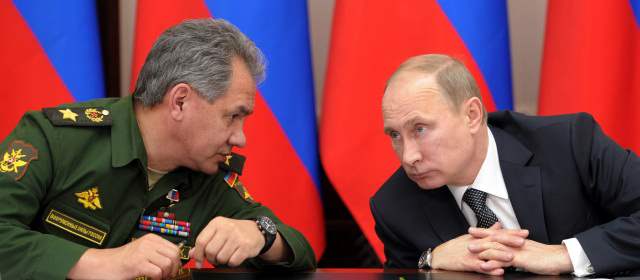 El ministro de Defensa de Rusia, Serguéi Shoigú y el primer ministro ruso, Vladimir Putin. FOTO AP