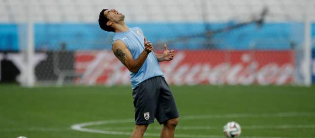 Uruguay e Inglaterra juegan con la soga al cuello | La confianza uruguaya está depositada en Luis Suárez. FOTO AP