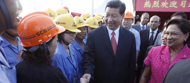 La China de Xi Jinping ignora a sus vecinos | Este viernes Xi Jinping llegará a Estados Unidos para entrevistarse con Barack Obama. En la foto, el Presidente de China visita a los empleados de una construcción de Shanghai. FOTO REUTERS