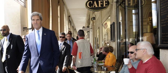 Congreso de E.U., dividido por Siria | El secretario de Estado norteamericano, John Kerry, se paseó por la calles de París después de defender el ataque a Siria. FOTO REUTERS