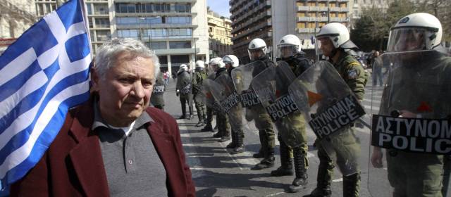 Grecia alquilará a sus policías para equilibrar gastos |