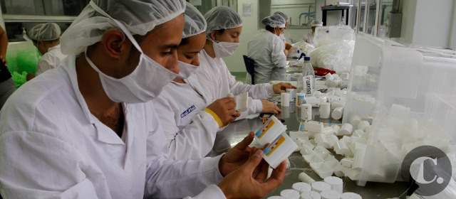 Laboratorios Sky, ejemplo de que discapacidad no es barrera laboral | Danny Restrepo, Natalia Arango y Mayra Camargo se cuentan entre los 10 nuevos empleados de Laboratorios Sky con limitación auditiva pero no para funciones operativas. FOTO DONALDO ZULUAGA