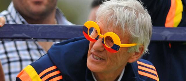 "Vivamos esta historia": José Pekerman | A pesar de la seriedad que lo caracteriza, José Pekerman se dejó contagiar de la alegría de los hinchas y jugadores. FOTO AFP