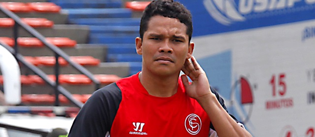 sevillano | Carlos Bacca se acomodó en el Sevilla que viene de ganarle a Católica con goles de Marko y Samperio. FOTO JULIO CÉSAR HERRERA