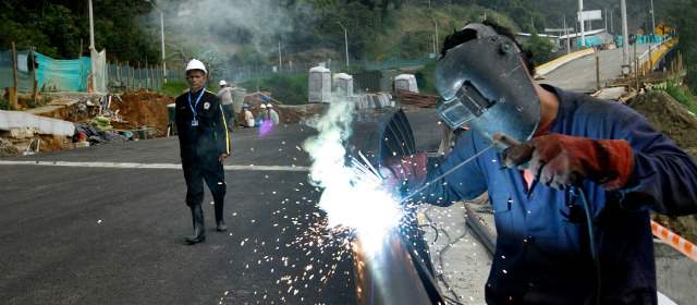 Reabren doble calzada de Las Palmas, con restricción | Las obras en el km. 8 de Las Palmas, a la altura del colegio San José de La Salle, irán hasta abril de 2014. FOTO DONALDO ZULUAGA