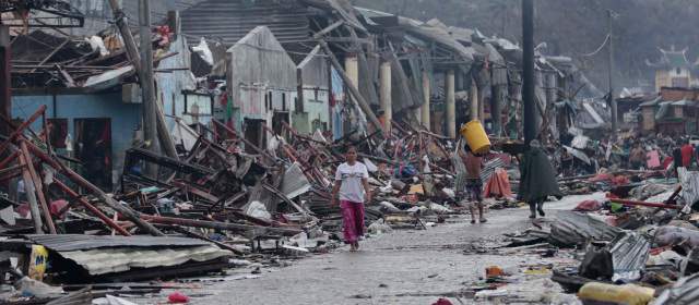 Van 10.000 muertos y Haiyan no detiene su furia | Cuatro millones de niños filipinos están desamparados y en la ruta del tifón (Vietnam, China), hay millones de personas. FOTO AP