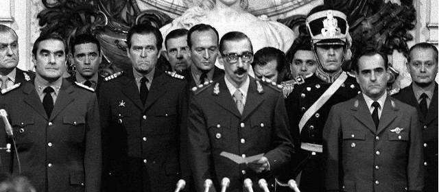 El 24 de marzo de 1976, junto a los oficiales Emilio Massera y Orlando Agosti, Videla lideró el golpe de Estado que derrocó a la presidenta María Estela Martínez de Perón y dio paso a una cruenta dictadura de siete años. FOTO AP