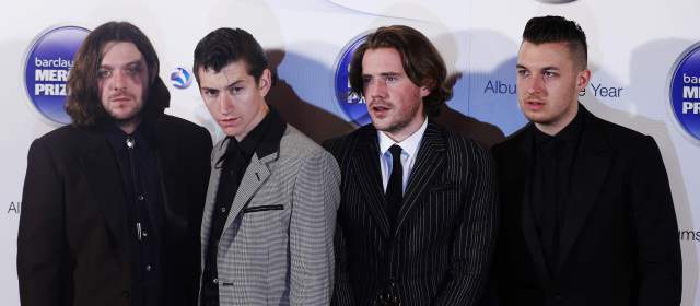 Alex Turner es el segundo de izquierda a derecha. Foto Reuters