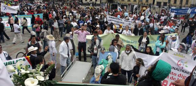 Trabajadores del sector salud marcharon para exigir eficiencia en el sistema |