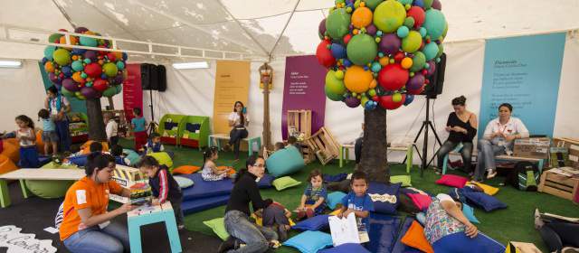 La lluvia no espantó al público | Los pequeños fueron los primeros en llegar ayer al Jardín Botánico. FOTO CORTESÍA FIESTA DEL LIBRO.