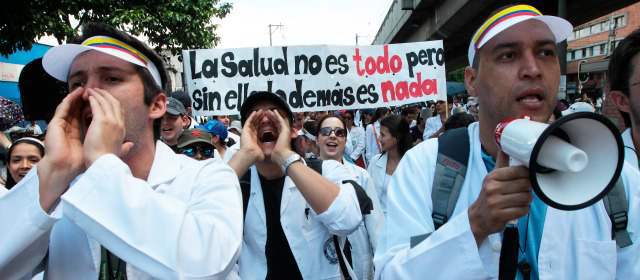 Marcha de la Salud clamó por reformas de fondo | Según Asmedas, más de 10.000 personas marcharon en Medellín pidiendo que se archive la reforma a la salud. FOTO hernán vanegas