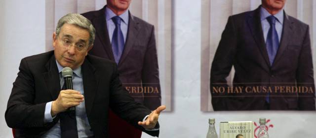 Expresidente Álvaro Uribe pidió respaldar al vicepresidente Garzón | El expresidente Álvaro Uribe Vélez presentó este jueves en Bogotá su libro No hay causa perdida. Foto Colprensa.