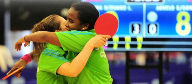 Colombia está a un día de la historia | Paula Medina (derecha) había perdido dos finales, pero se desquitó con una de las más importantes: el oro individual en el tenis de mesa. FOTO LATINCONTENT/GETTYIMAGES