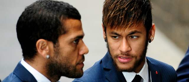 Plátano, hito en la lucha contra el racismo | Dani Alves y Neymar, tras el juego Barcelona-Villarreal. FOTO AP