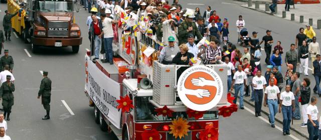 Muestras folclóricas de 12 regiones del país pondrán sello a la Caminata de la Solidaridad por Colombia | Una nutrida caravana con artistas del país recorre las céntricas vías de Bogotá. Foto archivo.