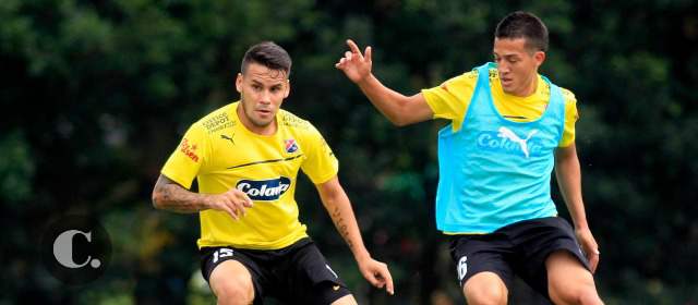 DIM sale con la intención de ratificar sus progresos | Cristian Restrepo (izquierda), aquí con David Castrillón, tiene hoy otra oportunidad de actuar en la titular. FOTO MANUEL SALDARRIAGA