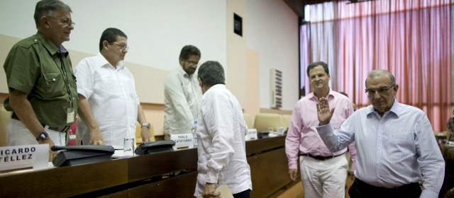 Lenguaje de Farc mina confianza en la mesa de diálogos: De la Calle | De la Calle exigió a las Farc un lenguaje moderado. En la foto, el cierre del primer ciclo. FOTO AP