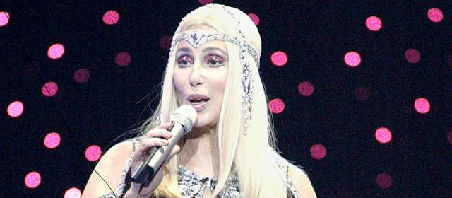 Cher presenta su nueva canción Womans World |