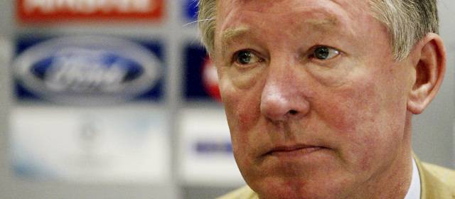 Alex Ferguson, técnico del Manchester United, fue multado por criticar a un árbitro | FOTO ARCHIVO