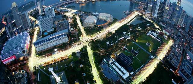 Millonarios franceses, en clásico dominical | Sebastian Vettel cronometró ayer el mejor tiempo para el Gran Premio de Singapur de F-1 sobre Mark Webber. El sensacional circuito Marina Bay será el escenario en la mañana de domingo. FOTO AP