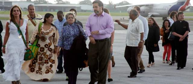 Minuto de silencio para el perdón y por la paz | No fue fácil el primer contacto. Sin embargo, representantes de las víctimas, azotadas por toda suerte de dolores, hablaron de la esperanza de un nunca más. FOTO COLPRENSA