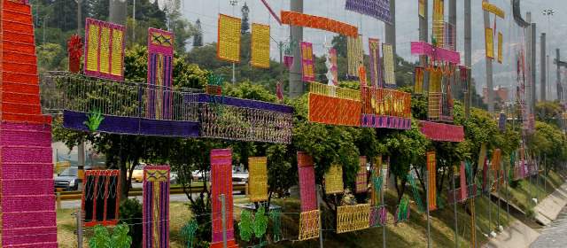 La fiesta de la luz ya está caliente | En el corredor del río se insinúa lo que será el alumbrado. Las figuras montadas muestran balcones, puertas y ventanas de municipios de colores. FOTO JAIME PÉREZ