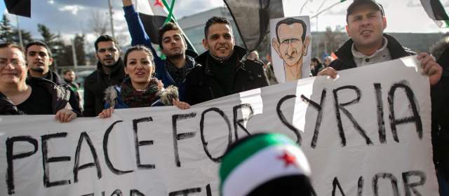 Los dos bandos de la guerra siria hablan de frente | Afuera de la sede de Naciones Unidas en Ginebra, Suiza, se congregaron decenas de manifestantes en contra del régimen de Bashar Al Asad y a favor de la transición democrática. FOTO AFP