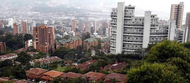 Evacuación extendida ante el riesgo de colapso de la torre 5 | 15 casas en la unidad residencial Olivares, contigua a Space, fueron evacuadas. FOTO JAIME PÉREZ