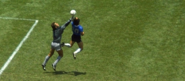En el partido contra Inglaterra, Maradona firmó dos tantos que son consideradas como el Gol del Siglo y el Gol de la Mano de Dios. FOTO ARCHIVO