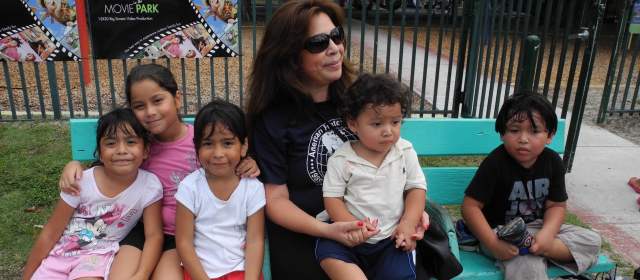 Nora Sandigo es el ángel de 817 hijos de ilegales deportados de E.U. | Nora Sandigo es la "mamá" de cientos de niños cuyos padres fueron deportados y que, antes de partir, firmaron la custodia. FOTO AFP