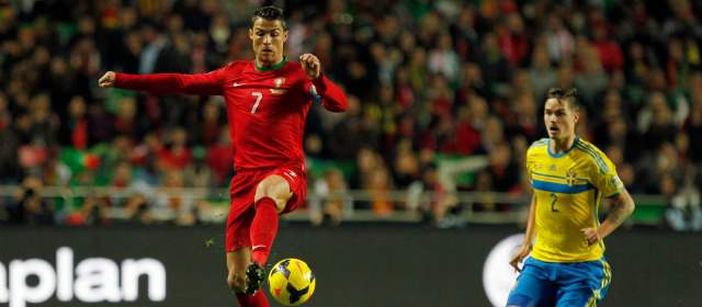 Cristiano Ronaldo aventaja a Ibra | Cristiano Ronaldo fue decisivo para Portugal. En una temporada en la que ya acumula 24 tantos con el Real Madrid. FOTO ap