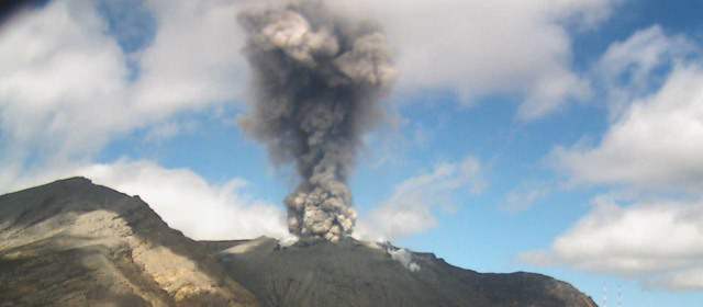 Volcán Galeras emitió humo y cenizas este viernes | Habitantes de Pasto, Nariño, se soprendieron al ver una columna de más de un kilómetro de altura que salía del volcán Galeras. Foto: Ingeominas.