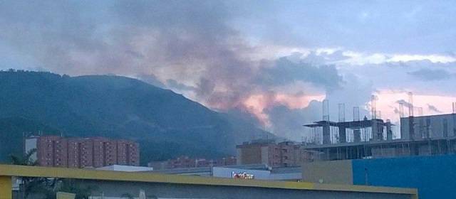 Bomberos de Bello atienden incendio forestal en el barrio Guasimalito | Foto: cortesía Cami Montt.