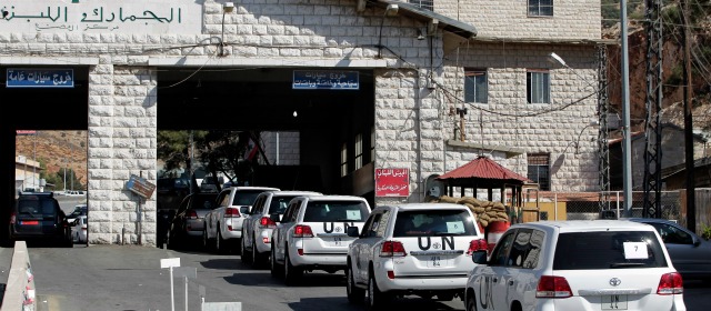 Los inspectores de la Organización para la Prohibición de Armas Químicas (OPAQ) entraron este martes en Siria por carretera, procedentes del Líbano, a través del puesto fronterizo de Masnaa. FOTO AP