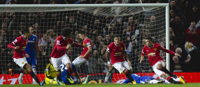 Con gol de Robin Van Persie, el Manchester salvó un empate ante el Chelsea | Foto: AP