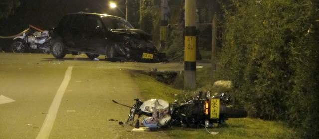 Accidentes dejan cinco muertos en Envigado, Bello y Girardota | En este choque, ocurrido en la variante de Las Palmas, entrada a la vereda Pantanillo, de Envigado, murieron el motociclista y la parrillera, que habían salido de Guarne hacia El Retiro. Foto Santiago Olivares Tobón.