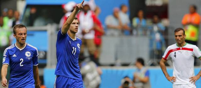 El goleador del Manchester City, Edin Dzeko, anotó el gol que abrió la senda del triunfo. FOTO AFP