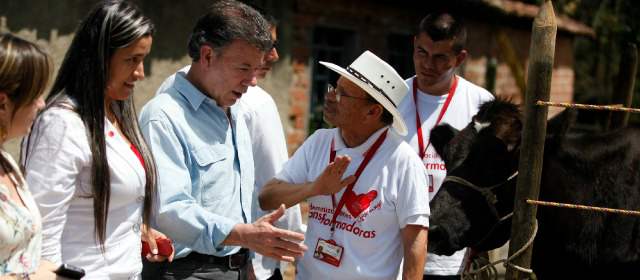 San Carlos, modelo de reparación y restitución | El presidente Juan Manuel Santos entregó las reparaciones a campesinos del municipio de San Carlos. FOTO MANUEL SALDARRIAGA