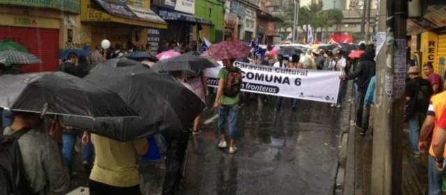 Marcha de los "indignados" en Medellín se cumple en calma | La marcha transcurre bajo un fuerte aguacero que se registra en la zona del centro de Medellín. Foto: Esteban Vanegas