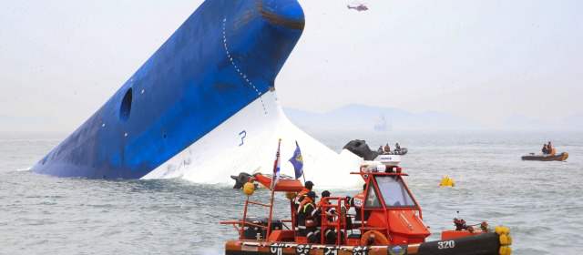 Paseo escolar terminó en tragedia marítima en Corea | En pocas horas el barco Sewol se inclinó y luego se hundió en la costa surcoreana, con más de 250 pasajeros a bordo. FOTO AFP