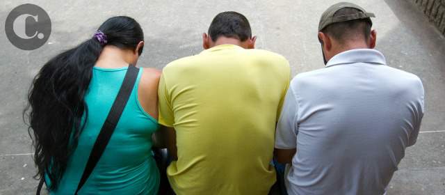 Estos son los dos hombres y la mujer que estuvieron en el lugar donde murió Miguel Ángel Palacio. FOTO ESTEBAN VANEGAS LONDOÑO