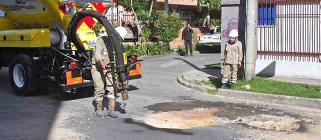 Procuraduría formula cargos a tres funcionarios por máquina tapa huecos en Bogotá | FOTO COLPRENSA