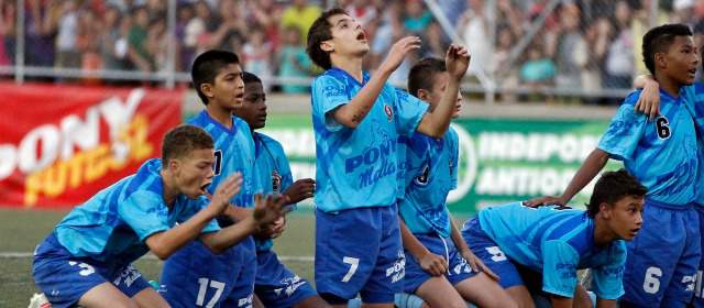 Desde temprana edad el fútbol comienza a sentirse con mucha pasión. Es ahí cuando el juego limpio, la solidaridad y respeto por el rival deben promoverse. FOTO ARCHIVO |