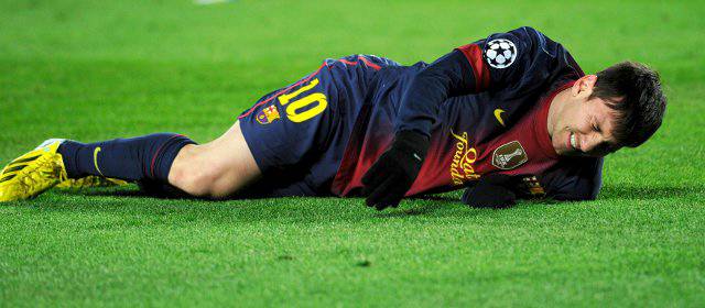 Messi abandonó la grama del Camp Nou lesionado | FOTO REUTERS