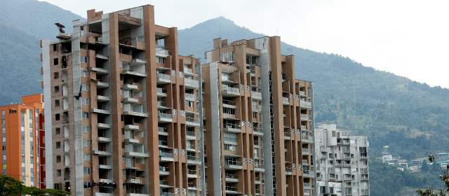 Alcaldía pidió a CDO estudiar 4 de sus obras | La unidad residencial Continental Towers, desalojada el miércoles, está ubicada a una cuadra de Space (al fondo). FOTO HENRY AGUDELO
