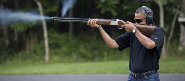 Revelan fotografía de Barack Obama disparando un arma |