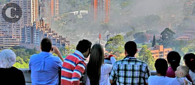 Edificio y sueños se hicieron polvo | Desde edificios cercanos a Space, en El Poblado, decenas de personas siguieron el procedimiento de demolición del complejo residencial. FOTO HENRY AGUDELO
