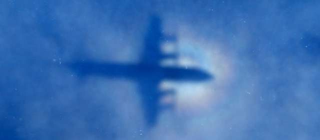 El lunes, se esperaba que hasta 10 aviones militares y 11 barcos ayudaran en la búsqueda diurna, con un área total de rastreo que cubre unos 49.491 kilómetros cuadrados. FOTO AP
