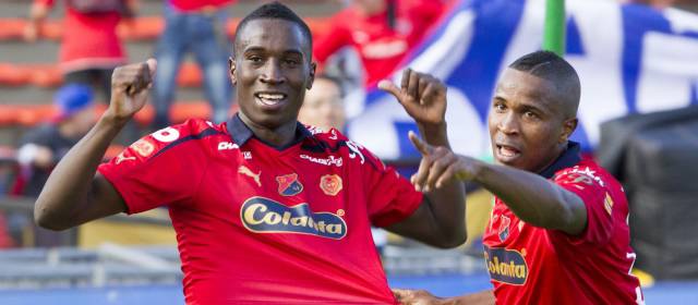 Poderoso: la quinta fue la vencida | Yorleys Mena y Jéfferson, ambos hermanos, fueron figuras en la victoria escarlata ante Nacional. FOTO EDWIN BUSTAMANTE
